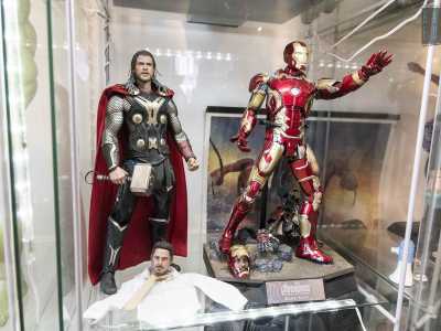 Due "doll", ossia statuette assemblabili: ritraggono Thor, il protagonista dell'omonimo film interpretato da Chris Hemsworth e Iron Man, nella versione impersonata da Robert Downey Jr